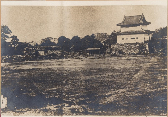 〔Collection of Photographs from the First Years of Meiji: Site of the Honmaru Palace〕